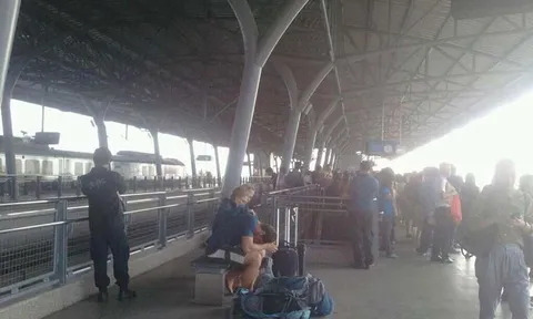 คนกรุงวุ่น! แอร์พอร์ตลิงค์ขัดข้อง หยุดวิ่งชั่วคราว