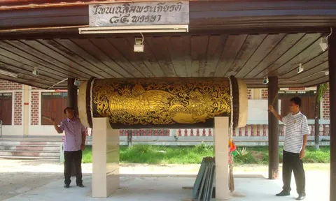 ชาวบ้าน จ.ตรัง ร่วมสร้าง 'โพนยักษ์' เฉลิมพระเกียรติ 'ในหลวง'