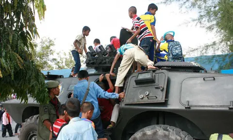 วันเด็กยะลาคึกคัก ทหารโชว์'ยุทโธปกรณ์'