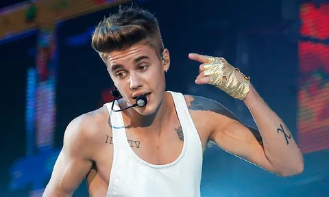 ฉาวอีก! ตร.สอบ 'จัสติน' หลังปาไข่ใส่บ้านเพื่อนบ้าน