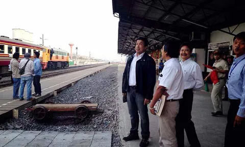 คนชานเมืองเลี่ยงม็อบ แห่ขึ้นรถไฟเข้ากรุง 