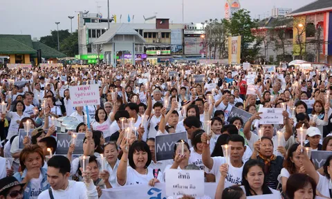 กลุ่มคนเสื้อขาว ปล่อยลูกโป่งพร้อมจุดเทียน ท่าน้ำนนทบุรี