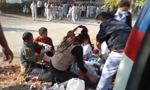 บัสรับส่งคนงาน ชนท้าย 5 คันรวด เจ็บสาหัส 6 ราย