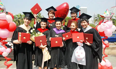 'บอม-มิน-แบงค์ ซีควินท์' สุดปลื้ม! นำทีมเพื่อนดาราเข้ารับปริญญาเอแบค