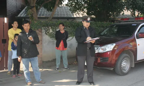 สลดคลอดลูกทิ้งข้างถนน โชคดีมีคนเห็นนำเด็กส่งรพ.