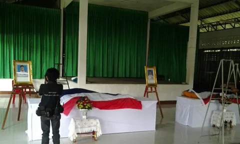 รดนํ้าศพ ตร.2 นาย เสียชีวิตเหตุการณ์ไม่สงบชายแดนใต้