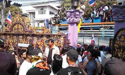 กปปส.ปิดล้อม'มัธยมประชานิเวศน์' เหตุมีการอบรมผู้ดำเนินการลต. 