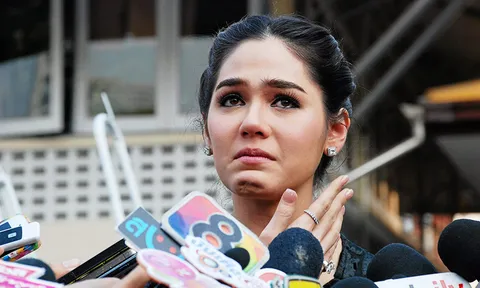 'ชมพู่' ร่ำไห้สูญเสียคุณพ่อ ครอบครัว 'น็อต' ให้กำลังใจใกล้ชิด