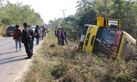 โชเฟอร์เมาขับ รถรับส่งนร.คว่ำ บาดเจ็บกว่า 30