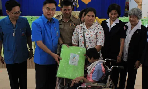 ในหลวงพระราชทานผ้าห่มกันหนาวชาวกาฬสินธุ์