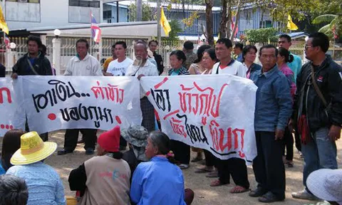 ชาวนาปิดถนนในสุรินทร์-เพชรบูรณ์ทวงเงินจำนำ