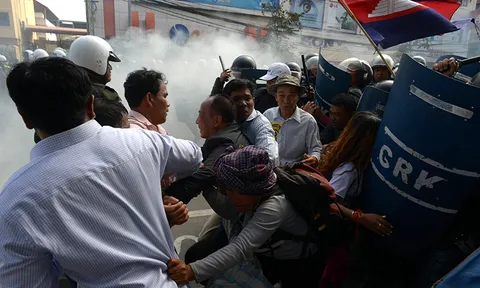 เขมรสลายม็อบสื่อ เรียกร้องตั้งทีวีอิสระ