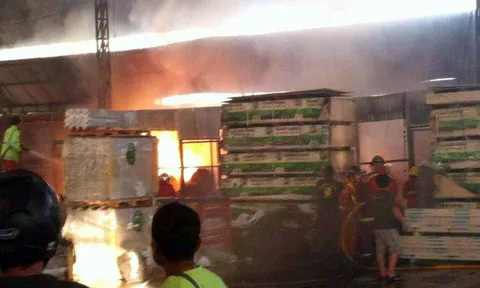 ไฟไหม้โกดังร้านเฟอร์นิเจอร์ ย่านหนองแขมวอด