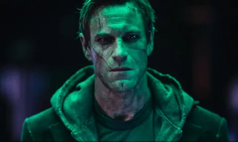 ฟิตเฟิร์มสู้ 'แอรอน เอ็คฮาร์ท' เป็นมนุษย์อมตะ 