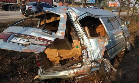 ระทึก!ตู้คอนเทนเนอร์ ร่วงทับรถนร. เจ็บเพียบ