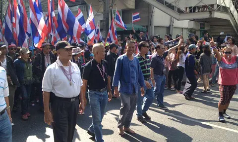 ขบวนรณรงค์ NO VOTE กปปส. ตั้งแถว BTS อ่อนนุชแล้ว จราจรหนึบ