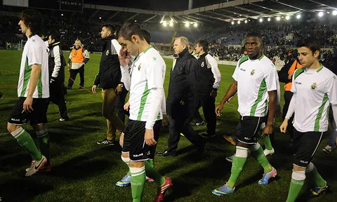 แบนนักเตะราซิ่งฯประท้วง ห้ามแข่งบอลถ้วย 1 ฤดูกาล