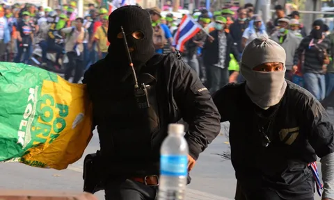 ไล่ยิงเสื้อแดง 