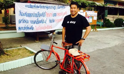 ชัชชาติ ปั่นจักรยานใช้สิทธิ์เลือกตั้งแต่เช้า (ชมคลิป)