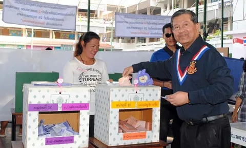 'เฉลิม' ควง 'ดวง' เข้าคูหาโรงเรียนวัดบางบอน