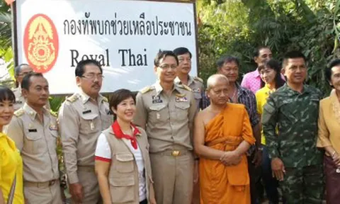 ผจว.อ่างทอง-ทหาร ร่วมสร้างบ้านให้ผู้พิการยากไร้