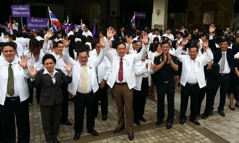 ก.แรงงานเปิดวันแรก ม็อบคนงานบุก ขรก.ผวาเผ่นแน่บ