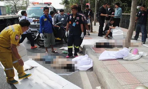 อุบัติเหตุสยอง! รถโม่ปูนเหยียบร่าง 2 สาว เละกลางถนน