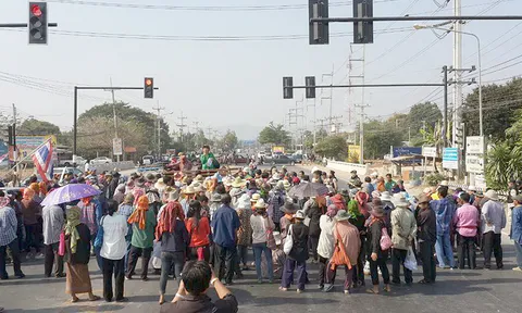 ชาวนาเมืองกาญจน์ฮือปิดถนน-เสนอ 3 ข้อเรียกร้อง
