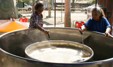 วัดดังอ่างทองทำฮือฮา ปรุงก๋วยเตี๋ยวหม้อใหญ่สุดในโลก 