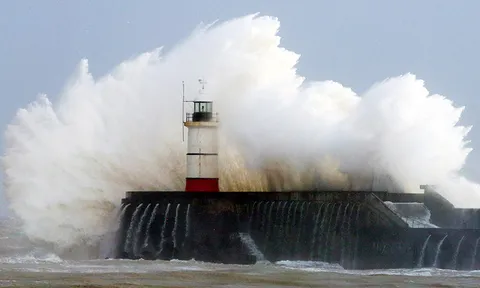 เมืองผู้ดีอ่วม ฝนรอถล่มซ้ำหลังเจอพายุ เตือนน้ำท่วมหลายจุด
