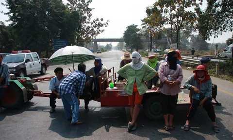 ชาวนากำแพงเพชรปิดถนนกดดันจ่ายเงินจำนำข้าว