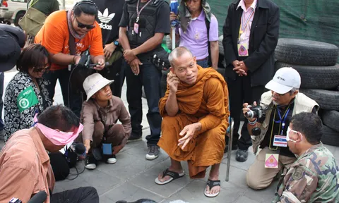 การ์ด กปปส.คุมตัว 2 ตร.สายสืบแฝงในม็อบชาวนา