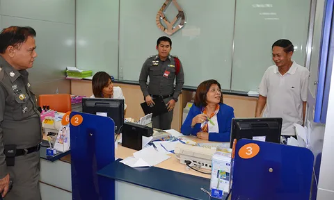 โจรลงมือ 3 นาที มีดจี้คอสาวแบงก์ ชิงเงิน 5 หมื่นบาท