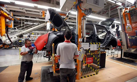 ยอดนำเข้ารถหรูวูบ เหตุการเมืองพ่นพิษ