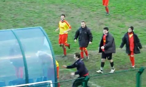 เปาตะเพิดแข้งอิตาลี ซาดิสต์ใช้หัวโขกม้านั่งสำรองฉลองประตู