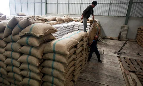 แบงก์ชาติ รับค้างจ่ายจำนำข้าวกระทบหนี้ครัวเรือนพุ่ง