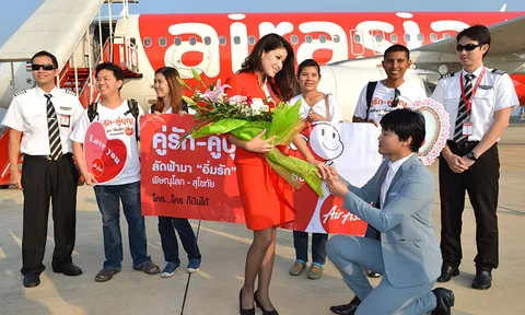 วิศวกรหนุ่มทำ'เซอร์ไพรส์'ขอ'แอร์โฮสเตส'สาว แต่งงานกลางสนามบิน