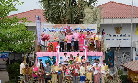 'โนนไทย'จดทะเบียนสมรสบนต้นตาล