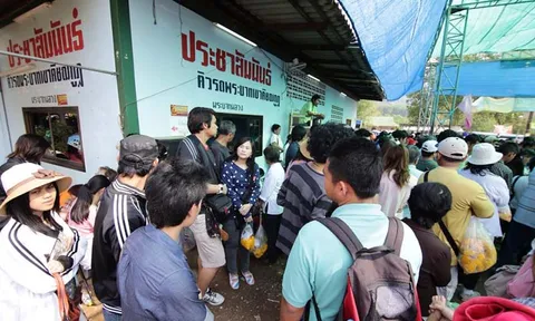 ซ่อมทางขึ้นเขาคิชฌกูฏเสร็จ คิวรถระบายคนตกค้าง