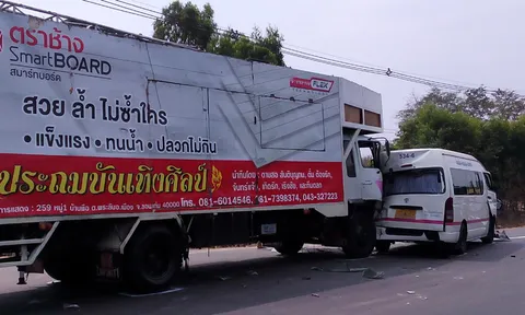 รถตู้เสยท้ายรถรับ-ส่ง นร.สารคาม เจ็บนับสิบราย  