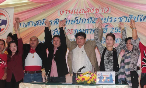 เสื้อแดงระดม 2 แสนคน ฝึกอาสาสมัครพิทักษ์ ปชต.