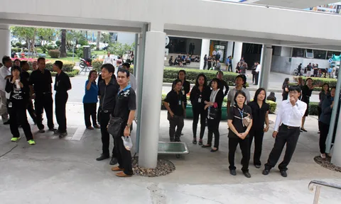 พนง.ทีโอที แต่งดำประท้วงปมเงินเดือน หลังขาดทุนยับ