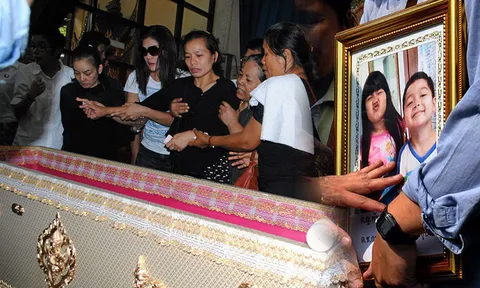 ทวดเด็กเหยื่อบึม กอดรูปร่ำไห้ทุกคืน รอทำบุญกระดูกเหลน