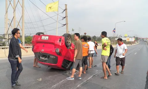 ระทึก! ยาริสยางระเบิดเสียหลักพลิกคว่ำ โชคดีไร้เจ็บ