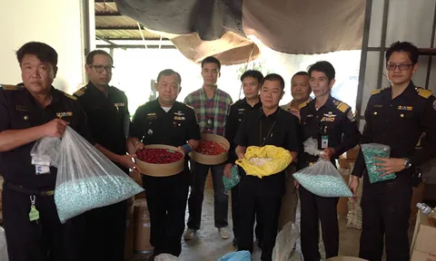 ทลายรง.ผลิตยาสัตว์เถื่อนฟาร์มไก่ชนดังลำพูน