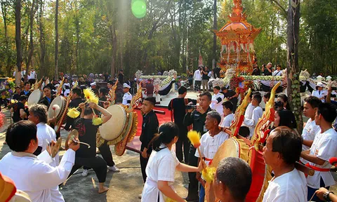 ลูกศิษย์ร่วมงานพระราชทานเพลิงศพ'พ่อครูคำ'ศิลปินแห่งชาติ