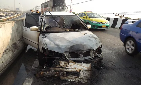 เก๋งติดแก๊สLPG ไฟไหม้ระทึก-หวิดย่างสดคนขับ