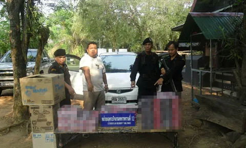 ทหารพราน-ตม.สระแก้วรวบหนุ่มขนบุหรี่เถื่อนเขมรเข้าไทย