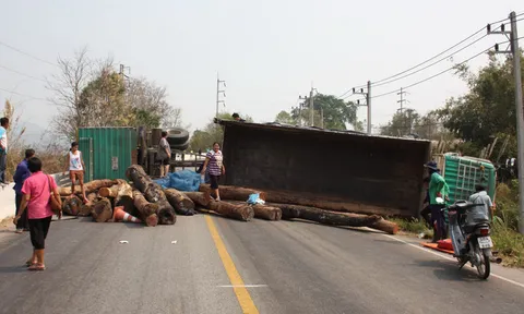 พ่วงขนไม้สักแหกโค้งคว่ำ คนขับเจ็บสาหัส