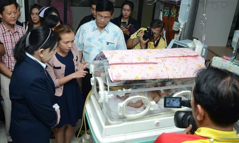 'ปวีณา'ช่วยทารกเพศหญิง 2 หัวในร่างเดียว